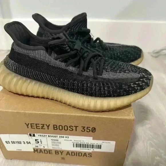Yeezy x Adidas Black/Blue Knit Fabric Boost 350 V2 Carbon Sneakers Size 5 1/2 - Picture 2 of 11